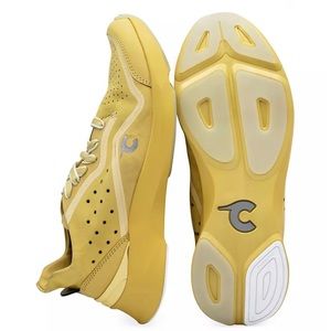 New without Box. Courser Uno Women’s Shoe - 8. Golden Haze.